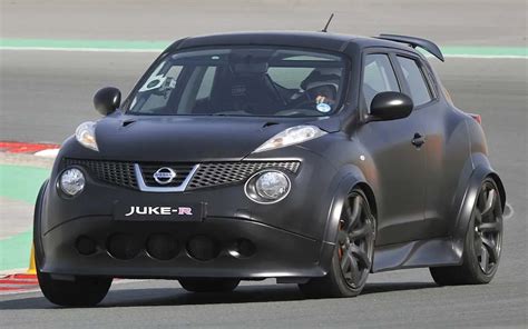 Interni della Nissan Juke-R 2.0 con roll-bar