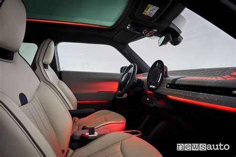 Interni della nuova MINI Cooper 5 porte con display OLED