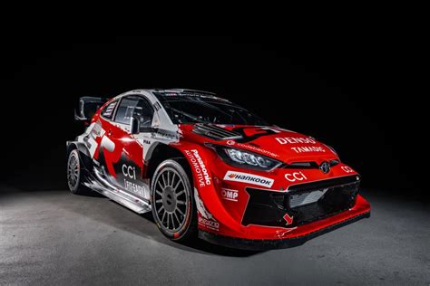 Toyota GR Yaris Rally1 in azione su una strada sterrata