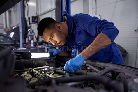 Meccanico al lavoro in officina