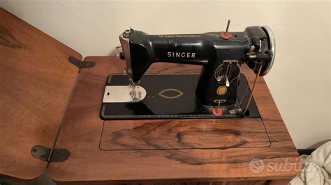Interno del negozio MPC con macchine da cucire
