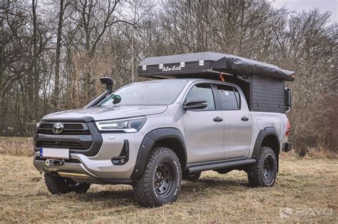 Toyota Hilux in un paesaggio off-road