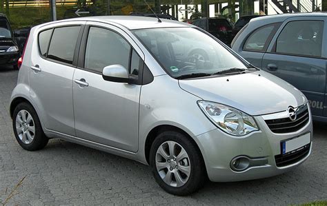 Veduta frontale di una Opel Agila di seconda generazione in un contesto urbano