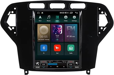 Interno Ford Mondeo con autoradio moderno