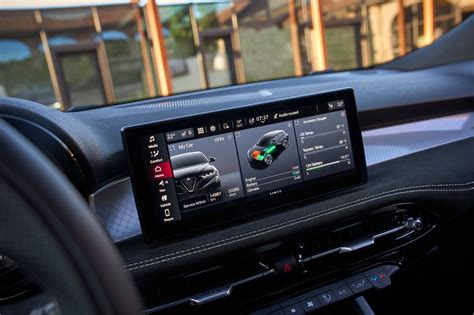 Dettaglio delle finiture dell'abitacolo e del sistema infotainment della nuova T-Cross