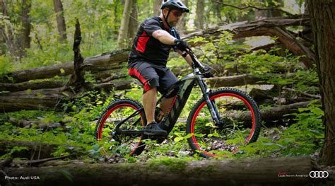Audi Electric Mountain Bike e-tron in azione su un sentiero di montagna