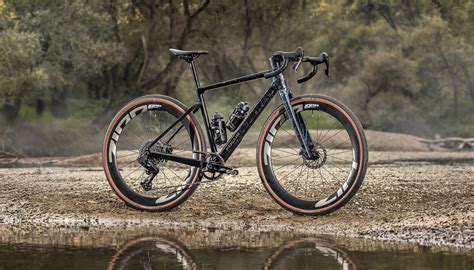 Dettaglio del telaio in alluminio e carbonio dell'Audi e-bike