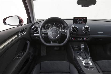 Interni dell'Audi A3 Cabriolet con plancia moderna