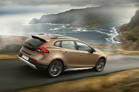 Volvo V40 Cross Country in un ambiente naturale
