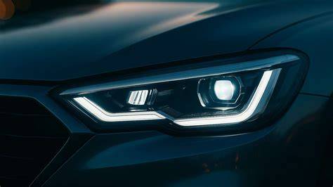 Fari LED montati su auto moderna