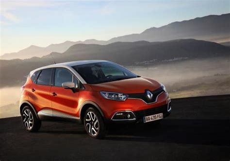 Renault Captur vista di tre quarti anteriore