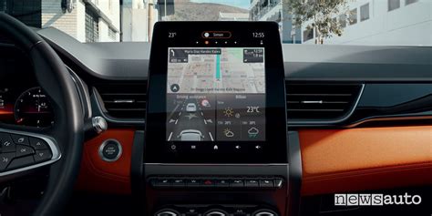 Interni della Renault Captur con display multimediale verticale