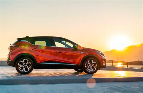 Vista laterale della Renault Captur con tetto a contrasto