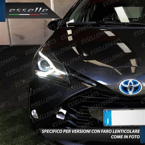 fari anteriori Toyota Yaris illuminati con tecnologia LED