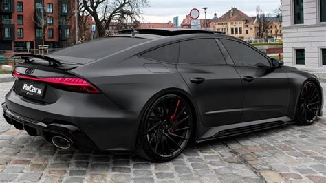 Vista posteriore dell'Audi RS7 con i caratteristici scarichi ovali e il diffusore aerodinamico