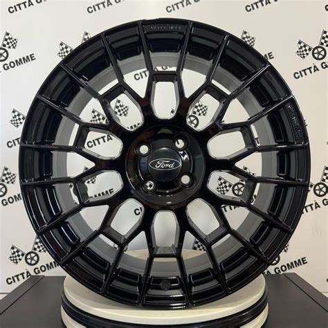 Ford Fiesta con cerchi in lega sportivi