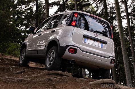 Dettaglio del logo 4x40° su una Fiat Panda