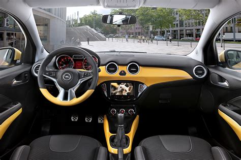 Interni Opel Adam con schermo multimediale