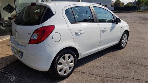Opel Corsa 5 Porte in ambiente urbano