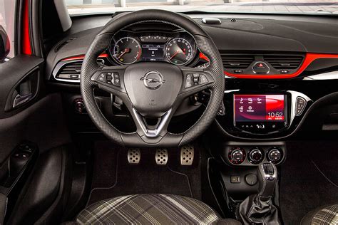 Interni Opel Corsa con Digital Cockpit e touchscreen