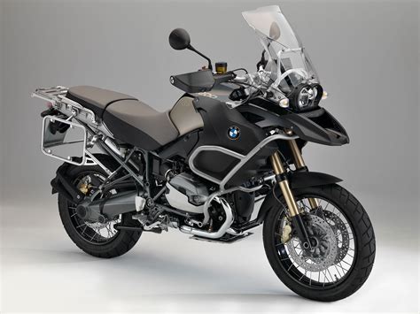 BMW R 1200 R Bialbero in azione su strada panoramica
