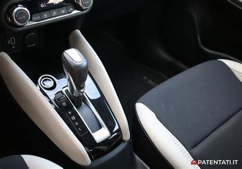 Interno di un veicolo Nissan con cambio automatico XTRONIC