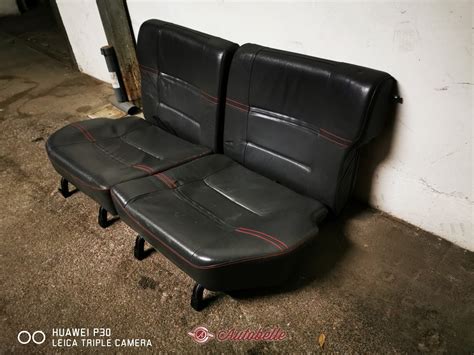 Interno della Peugeot 205 GTI Plus con sedili in pelle e dettagli lussuosi