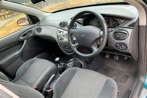 Interni della Ford Focus Mk1 allestimento Ghia