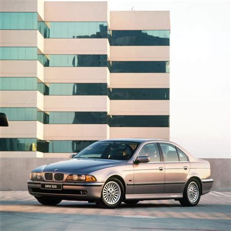 BMW Serie 5 E39 berlina su strada