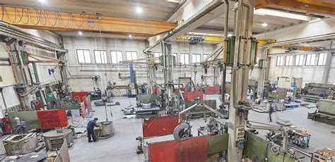 Veduta d'insieme di un'officina meccanica moderna e attrezzata a Faenza