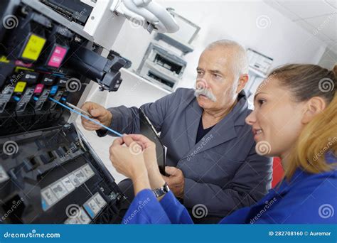 Tecnico specializzato che utilizza uno strumento di diagnostica computerizzata su un'auto moderna