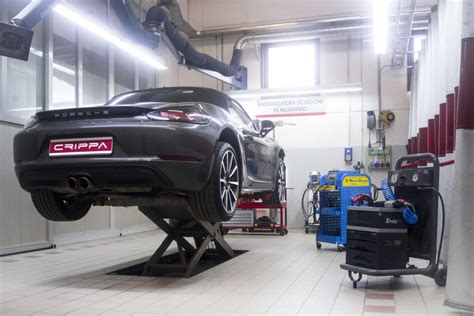 Vista interna di un'officina di carrozzeria attrezzata per riparazioni strutturali