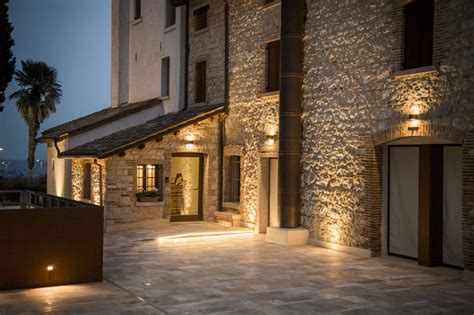 Vista notturna dell'ingresso di un'officina moderna con illuminazione professionale