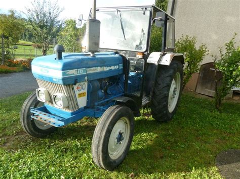 Ford 4110 in un campo agricolo