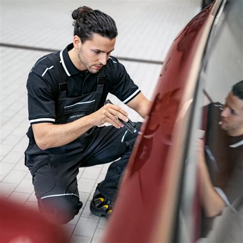 Tecnico BMW che effettua una riparazione