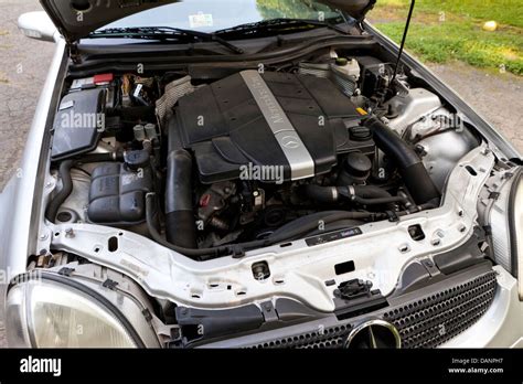 Dettaglio del cofano motore aperto su una BMW 315 restaurata