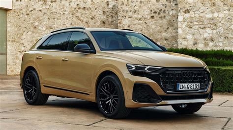 Audi Q8 in montagna innevata