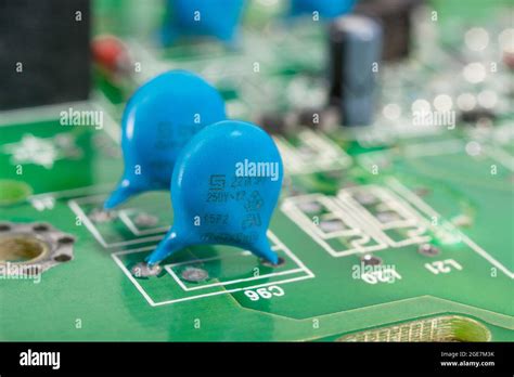 immagine ravvicinata di componenti elettronici riparati su una centralina ABS