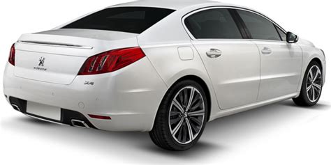 Sezione trasversale del paraurti posteriore della Peugeot 508 che evidenzia i materiali compositi e la struttura interna progettata per l'assorbimento degli urti.