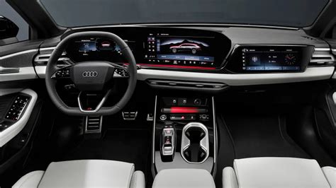 Interni di una station wagon moderna con tecnologia avanzata