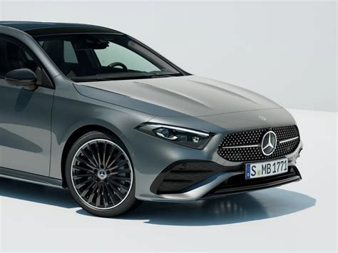 Mercedes Classe A frontale con powerdome e fari affilati