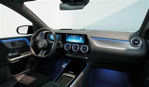 Interni Mercedes Classe A con doppio schermo e volante sportivo