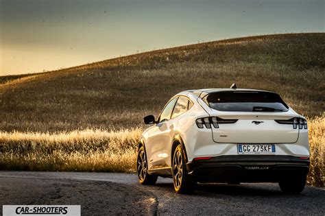 Ford Mustang su strada panoramica