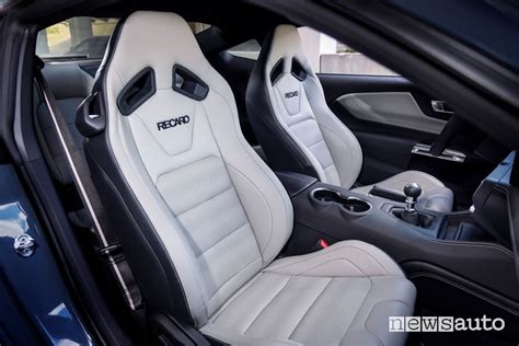 Abitacolo Ford Mustang con sedili Recaro