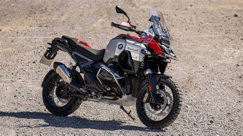 BMW R 1300 GS in azione su strada