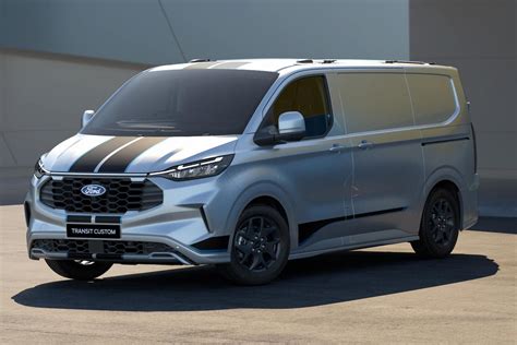 Ford Transit Custom Sport in azione su strada