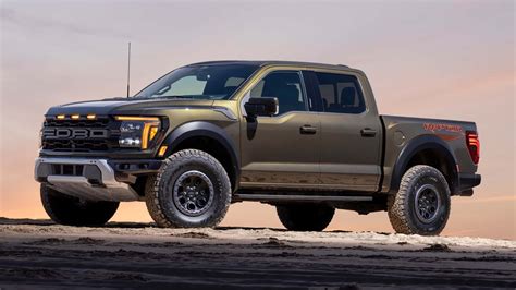Ford F-150 Raptor in un paesaggio desertico