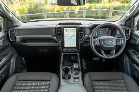 Ford Everest in un ambiente fuoristrada con fango e acqua