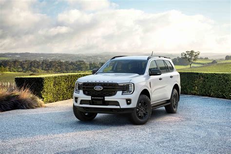 Ford Everest Wildtrak in un contesto avventuroso, come un deserto o una catena montuosa