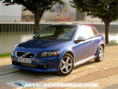 Vista frontale e laterale della Volvo C30 D5 con i suoi tratti iconici